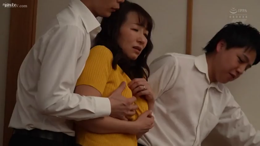 室内 · 无奈 · 白色正式衬衫 · 男子抓揉胸部特写 · 揉胸 · 戴婚戒