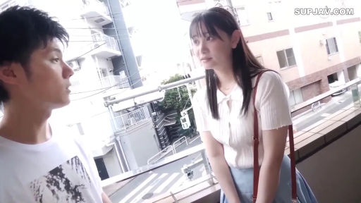 交谈 · 忧郁 · 中景 · 休闲服饰 · 剧情向 · 站立对视 · 户外廊道 · 红色单肩包