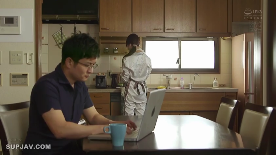 专注 · 围裙 · 餐厅 · 女人穿白色连体家居服和围裙
