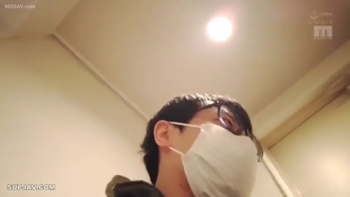卧室 · 凝视 · 深色外套 · 男子侧脸特写