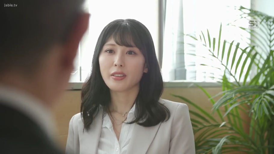 倾听 · 脸部特写 · 办公室 · 浅色西装外套