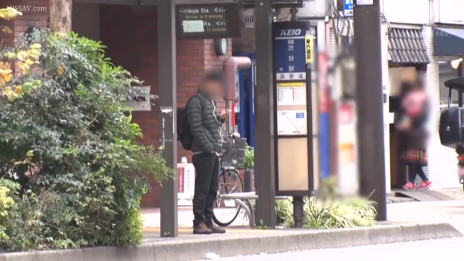 公交站 · 有线耳机 · 面部模糊 · 深色鞋子 · 背景有模糊处理