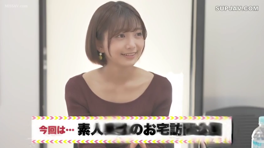 室内 · 坐姿 · 交谈 · 微笑 · 上半身 · 短发 · 水瓶 · 棕色低胸针织衫