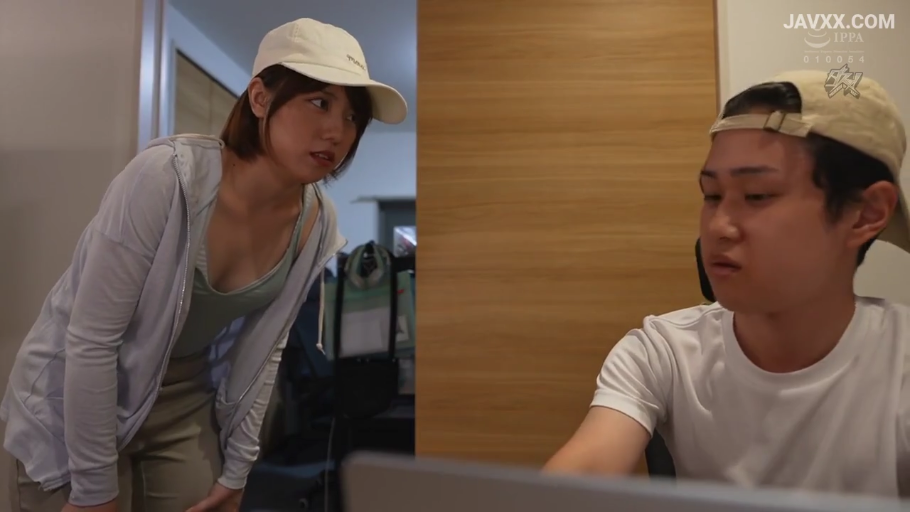 卧室 · 工字背心 · 男子侧脸特写 · 女子注视的眼神 · 棒球帽