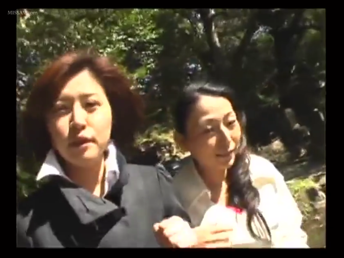 自然交流 · 林间 · 上半身中景 · 自然光 · 深色外套