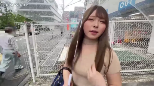 面部特写 · 雨伞 · 人行道 · 微笑着说话 · 下雨天气 · 紧身米色短袖上衣