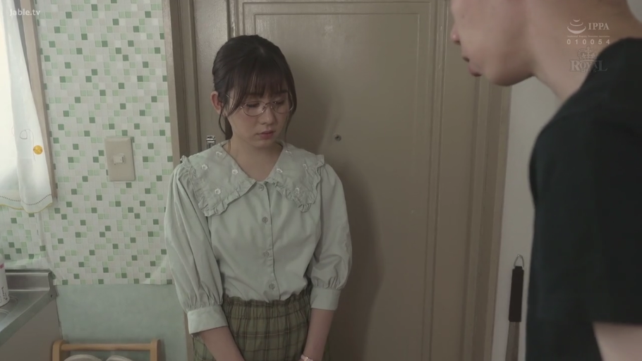 室内 · 委屈 · 眼镜 · 站立 · 中景 · 对峙 · 浅色衬衫 · 日本