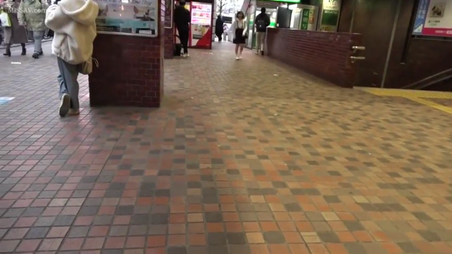 长款外套 · 路人来往 · 公共地下通道