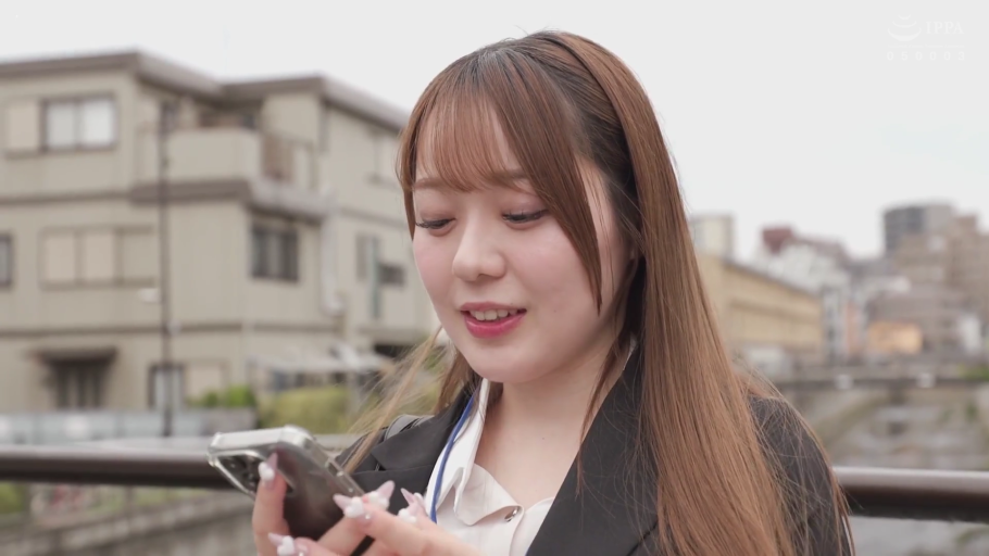 脸部特写 · 微笑 · 职业装外套 · 智能手机 · 户外街道 · 日常打扮