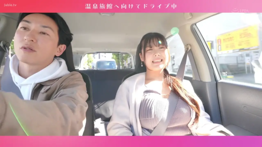 坐姿 · 中景 · 微笑 · 针织衫 · 车内 · 安全带 · 白天 · 驾驶