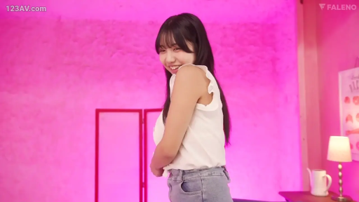 甜美 · 中景 · 白色无袖上衣 · 亚洲女性 · 微笑面对镜头 · 背景屏风 · 侧立回眸 · 粉色背景房间