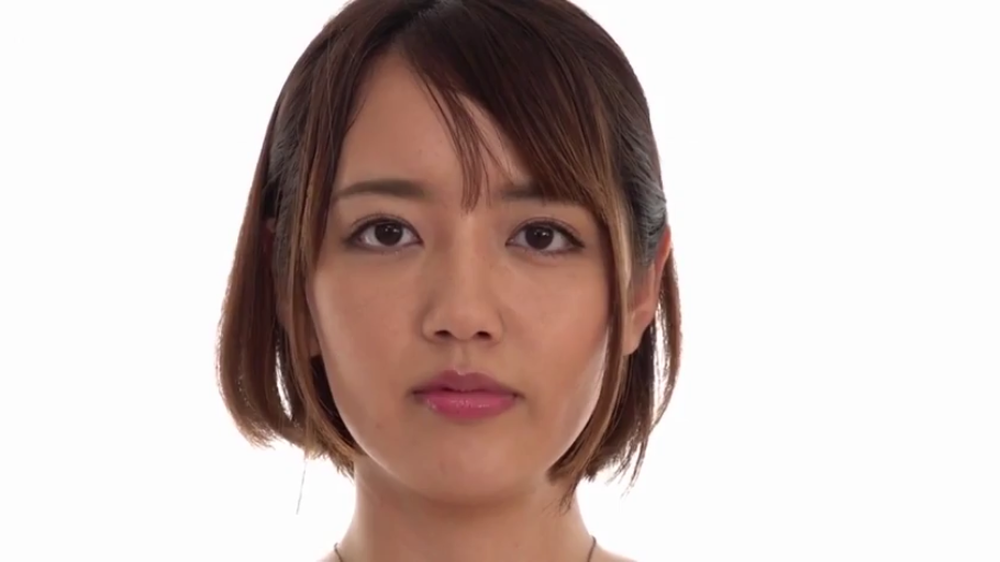 平静 · 面部特写 · 注视 · 便服 · 短发 · 白色背景 · 正面