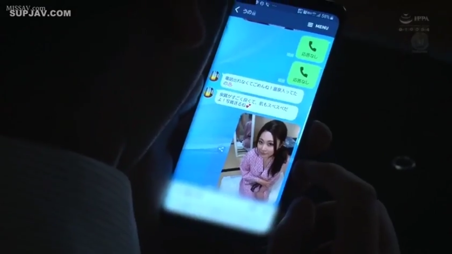 室内 · 坐姿 · 微笑 · 聊天 · 手机屏幕 · 智能手机 · 粉色和服