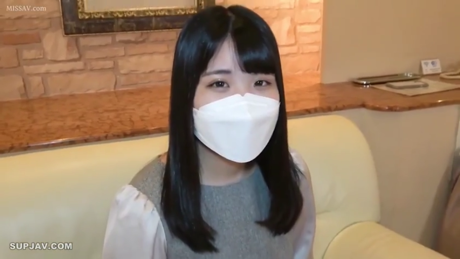 注视 · 面部特写 · 室内沙发 · 白色口罩 · 灰白拼接上衣