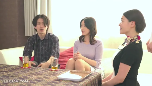 坐姿 · 交谈 · 中景 · 自然 · 客厅 · 多人 · 饮料 · 便装与制服