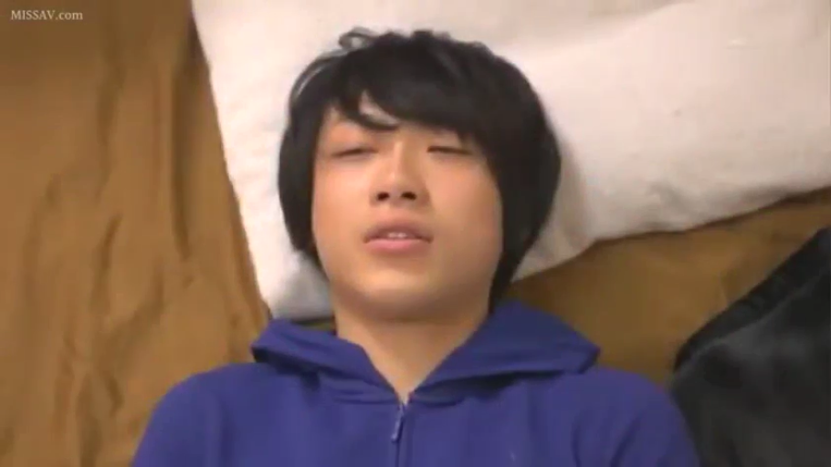 仰卧 · 面部特写 · 床上 · 蓝色连帽衫