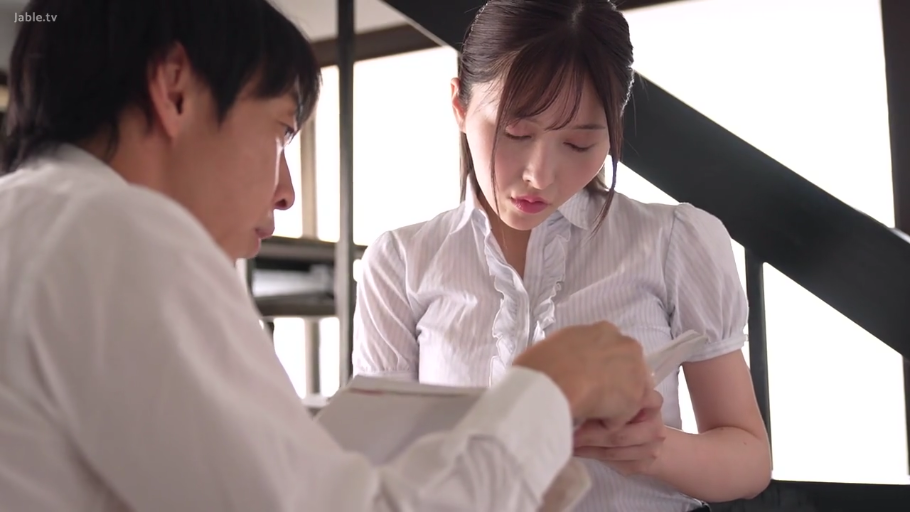 专注 · 办公室 · 站姿 · 半身 · 职业装 · 职场 · 文件 · 看文件