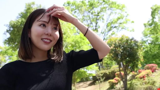 手部特写 · 温柔 · 室外公园 · 黑色短袖针织衫