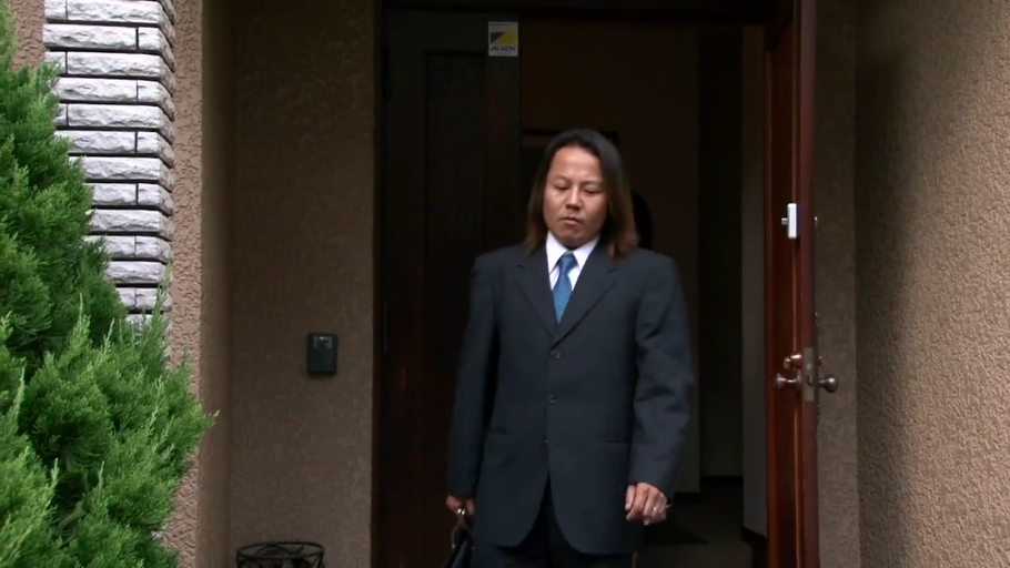 严肃 · 站立 · 西装 · 住宅门口 · 公文包 · 出门 · 长发男子