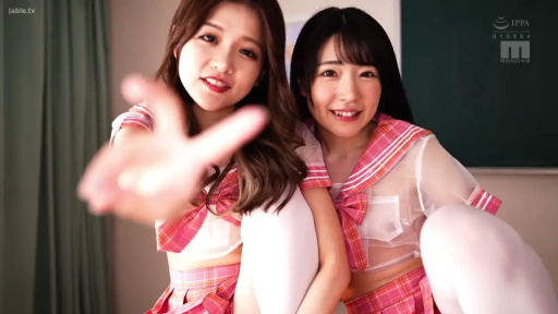 坐姿 · 教室 · 微笑 · 面对镜头 · 面部特写 · 黑板 · 水手服 · 日本AV