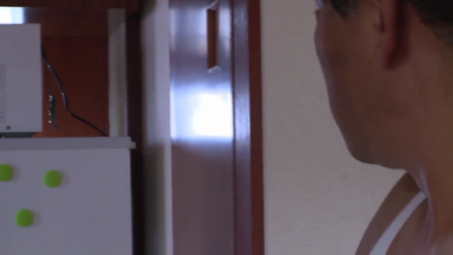 室内 · 严肃 · 站立 · 白色背心 · 侧脸特写 · 观望 · 冰箱 · 成年男性
