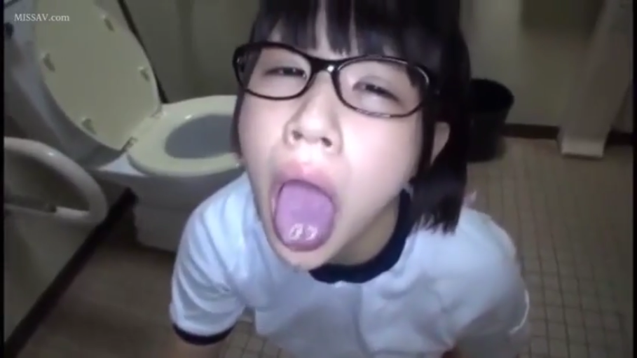 眼镜 · 张嘴特写 · 吐舌 · 卫生间 · 白色运动短袖 · 口交