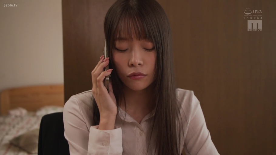 坐姿 · 忧郁 · 脸部特写 · 卧室 · 白色衬衫 · 手机 · 长发 · 打电话