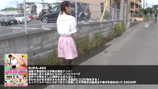 全身 · 平静 · 粉色长裙 · 围栏 · 户外街道 · 街头搭讪 · 站立背影 · 清纯系文学少女