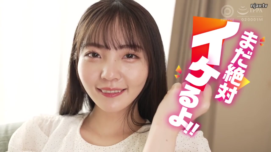 室内 · 脸部特写 · 温柔注视 · 白色波点上衣 · 画面带有宣传字幕