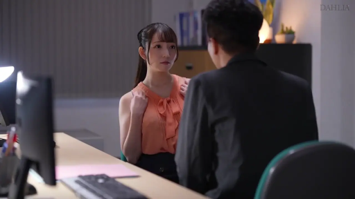 办公室 · 中景 · 平静 · 电脑 · OL · 整理衣服 · 无袖雪纺衫 · 面对面坐姿