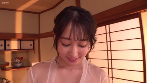 面部特写 · 温顺 · 日式和室 · 自然光线 · 白色透视睡袍