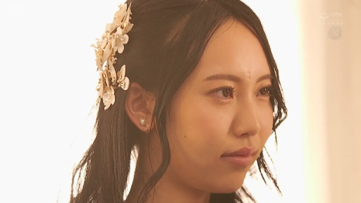 室内 · 侧脸特写 · 若有所思 · 婚纱礼服 · 花朵发饰 · 唯美滤镜