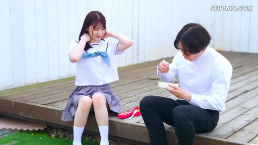 坐姿 · 中景 · 微笑 · JK制服 · 户外 · 高清 · 用餐 · 便当盒