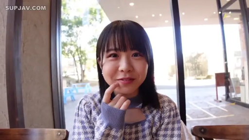 上半身特写 · 咖啡馆 · 期待感 · 光线明亮 · 露肩镂空领口