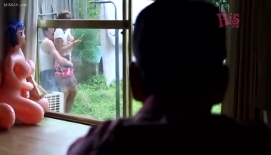 站立 · 背心 · 院子