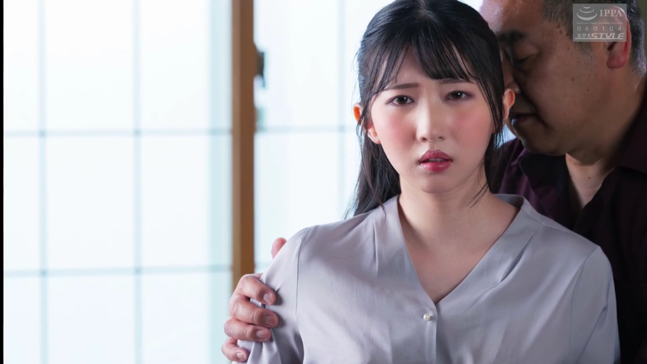 日式房间 · 无奈 · 女性面部特写 · 淡灰色衬衫