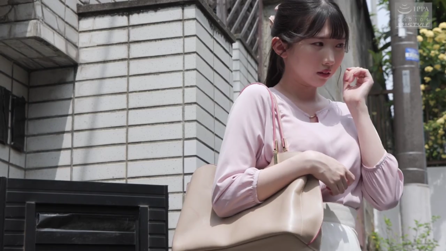 上半身特写 · 室外 · 自然光 · 思索 · 浅色半身裙 · 米色手提包