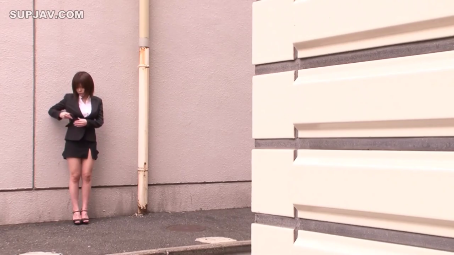 平静 · 深色OL套装 · 墙角 · 侧面视角