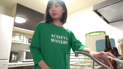 若有所思 · 厨房 · 啤酒瓶 · 人物半身像 · 绿色长袖T恤