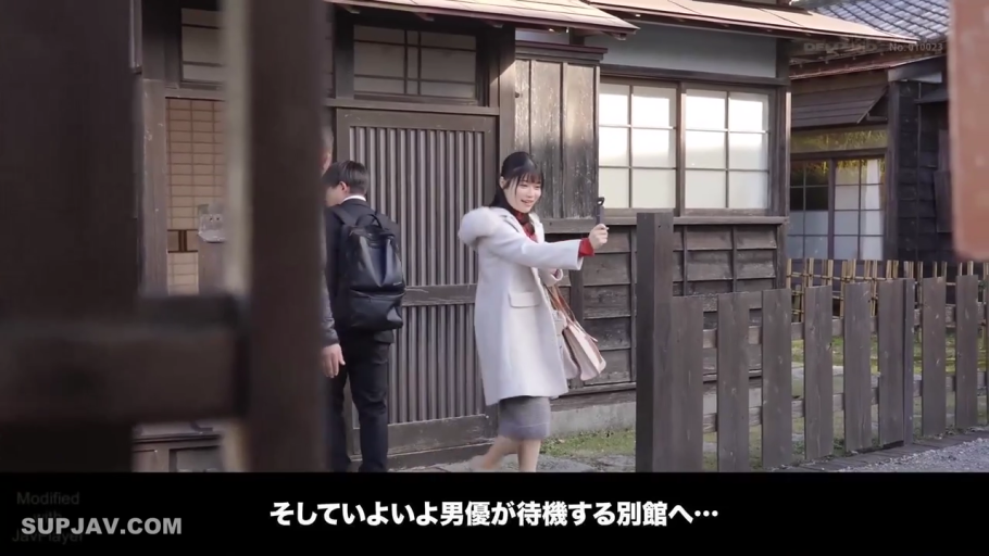 兴奋 · 白色毛领大衣 · 自拍杆 · 女性面部 · 古风民居外部 · 拍摄场景