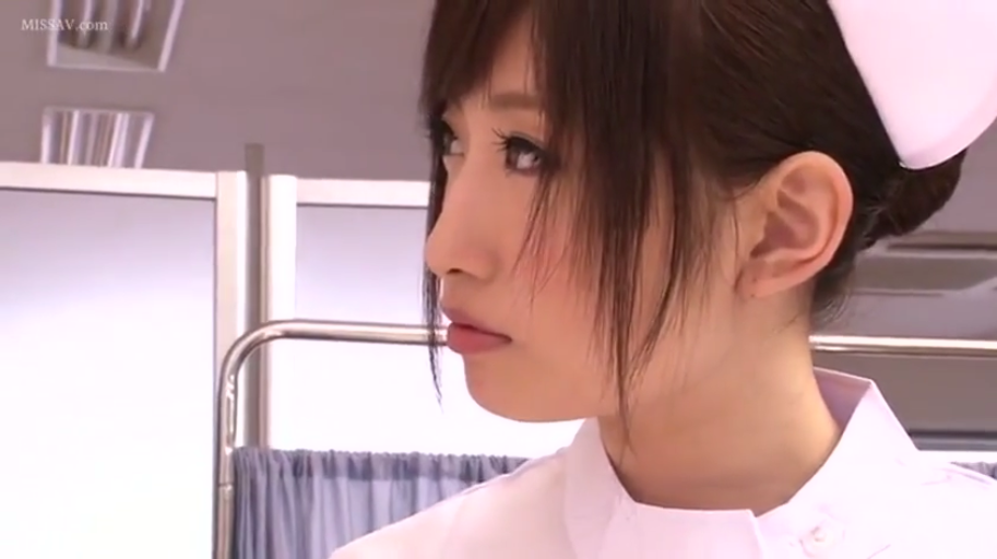 漠然 · 医院诊室 · 面部侧脸 · 白色护士制服 · 护士帽