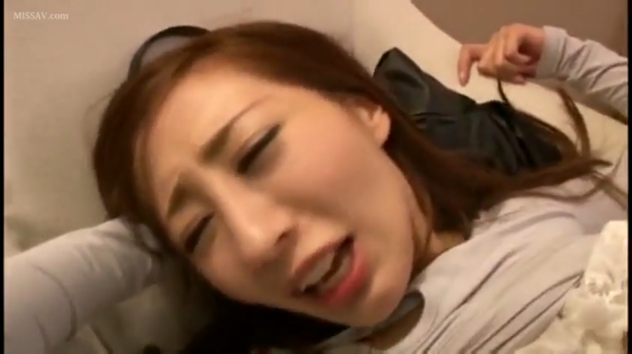 表情特写 · 床上 · 张嘴喘气 · 汗水痕迹 · 性交中 · 浅灰色长袖上衣