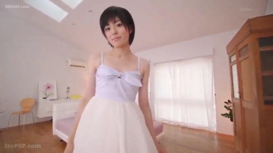 卧室 · 站立 · 微笑 · 床 · 半身 · 注视 · 短发 · 吊带裙