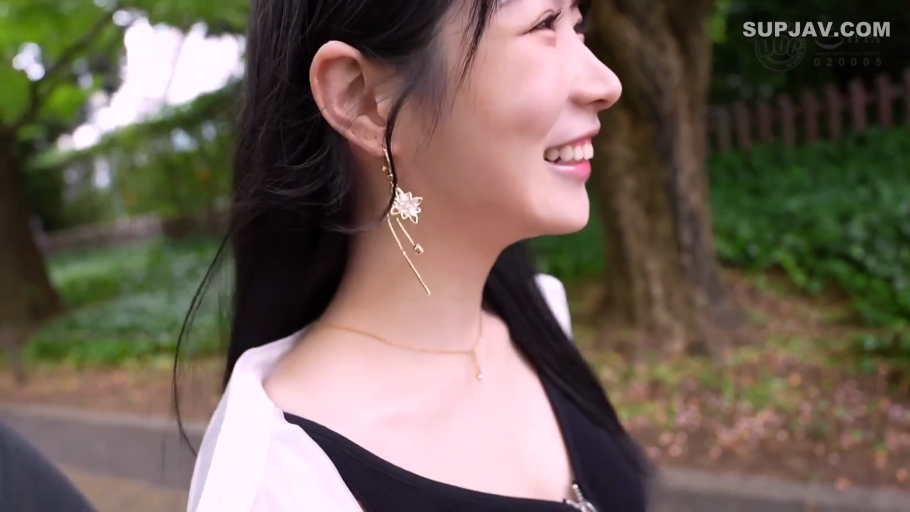 温柔 · 绿化带 · 自然光 · 白色外搭 · 脸部侧面特写 · 精致耳坠