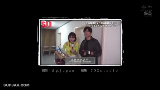 轻松 · 室内走廊 · 人物半身特写 · 女子身穿露肩黄色长袖衫 · 记者话筒 · 带有采访字幕和电视节目Logo