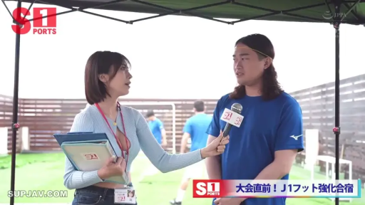 职业 · 工作证 · S1 SPORTS LOGO · 户外足球场 · 浅蓝色露脐紧身针织上衣 · 女记者上半身特写