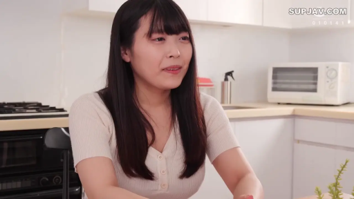 交谈 · 自然 · 厨房 · 上半身 · 端坐 · 微波炉 · 齐刘海 · 浅色针织衫