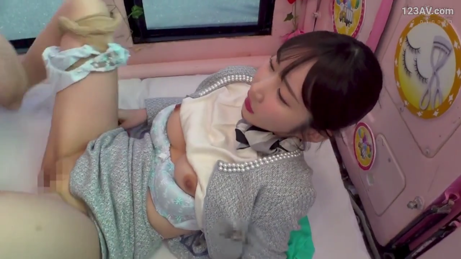 面无表情 · 灰色套装裙 · Breast Close-Up · 露毛 · 画面有打码 · 室内改装车厢