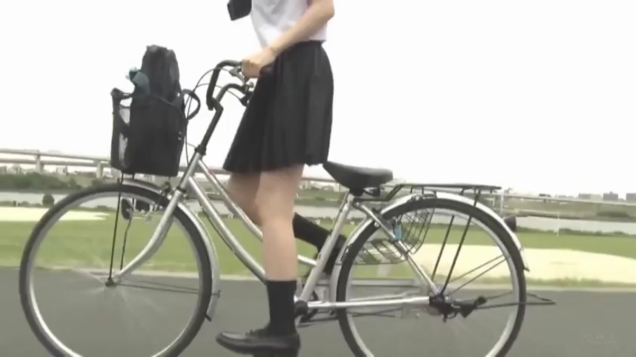 腿部 · 跨坐 · JK制服 · 户外