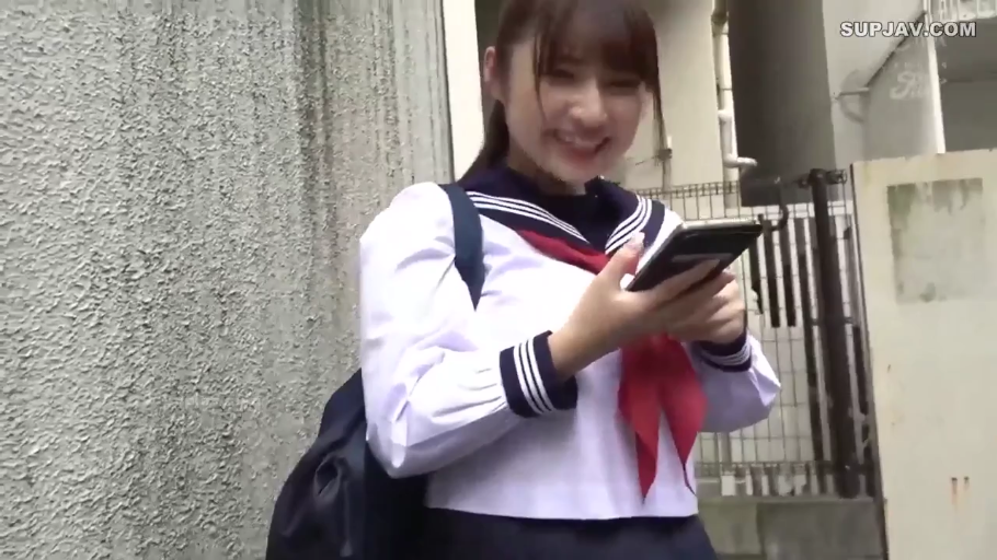 角色扮演 · 站立 · 微笑 · 半身 · 手机 · 户外 · 水手服 · 使用手机